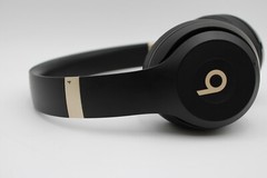 Beats Solo 4 Bluetooth Wireless On-Ear Headphones – Black and Gold – MC2L4LL/A
