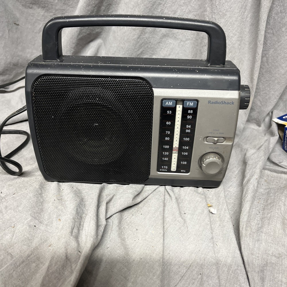 Vtg Radio Shack AM/FM Portable Radio Model 12-826 AC or DC Battery Tested