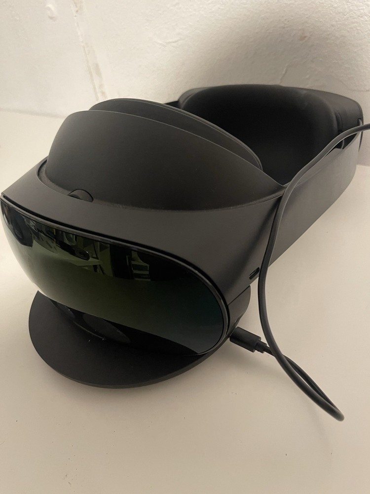 Meta Quest Pro VR Headset + Controllers + Dock READ DESCRIPTION