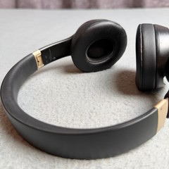 Beats Solo 4 Wireless On-Ear Headphones Matte Black Gold USB-C Case MUW33LL/A