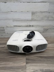 Epson PowerLite H501A Home Cinema 3020 Tri-LCD Projector No Remote