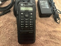 Lot of 1 Motorola XPR6550 UHF 403-470 MHz,ANT, CHARGER AAH55QDH9LA1AN/No Battrey