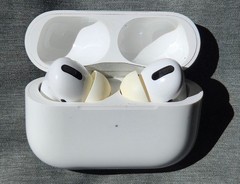 Apple AirPods Pro (1st Generation) – Genuine – 6 Months Usage