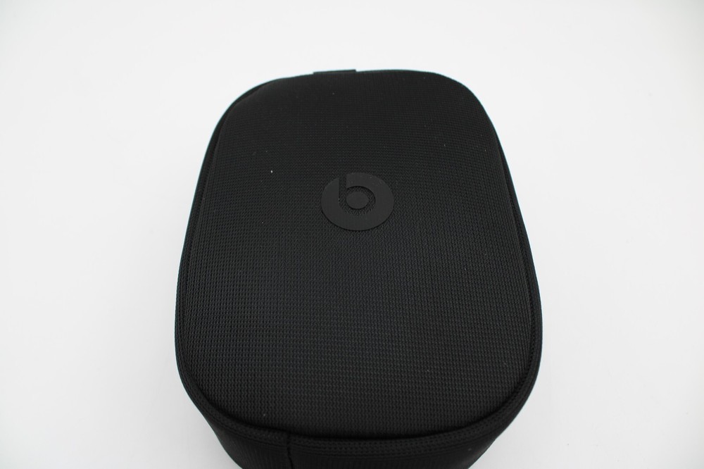 Beats Solo 4 Bluetooth Wireless On-Ear Headphones – Black and Gold – MC2L4LL/A