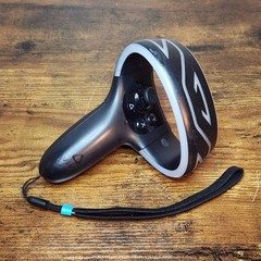 HTC Vive Cosmos Controllers Set – Left & Right – OEM – Tested 2Q3Z200 / 2Q3Z100