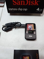 SanDisk Sansa Clip Zip 4GB MP3 Player USB 2.0 Voice Recorder Music Player FM