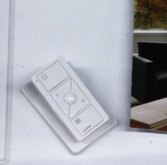 LUTRON Sivoia Roller Shade w/ OSPS , QSYC. Remote And Stand (Demo Unit) #2914