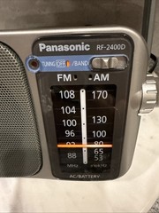 EXCELLENT PANASONIC RF-2400D AM/FM 2-BAND PORTABLE RADIO AC OR BATTERY POWERED