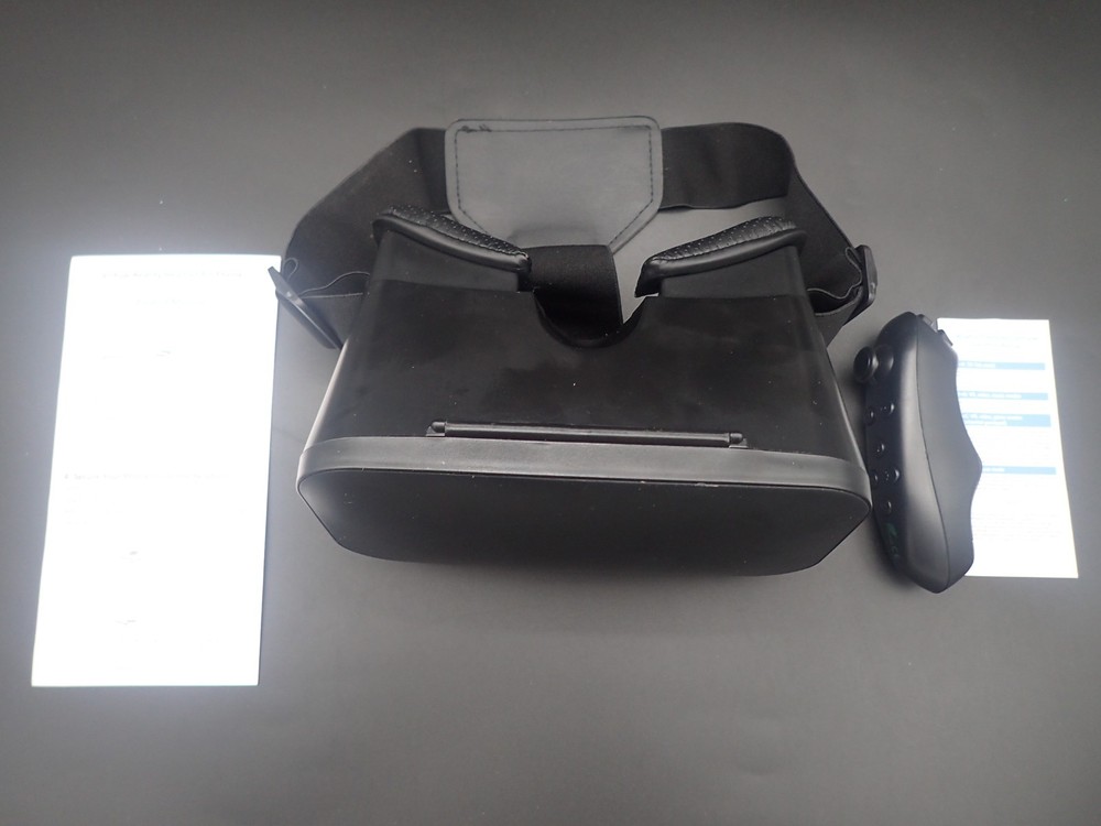 Lam Trancail VR Headset w/ Remote for Phone 4-6.7″ Adjustable 3D Viewer