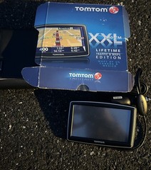 TomTom 540-TM XXL 5″ Widescreen GPS Lifetime Traffic North America Untested