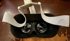 Meta Oculus Quest 2 VR Headset w/ 2 controllers White Good Condition w/ Case
