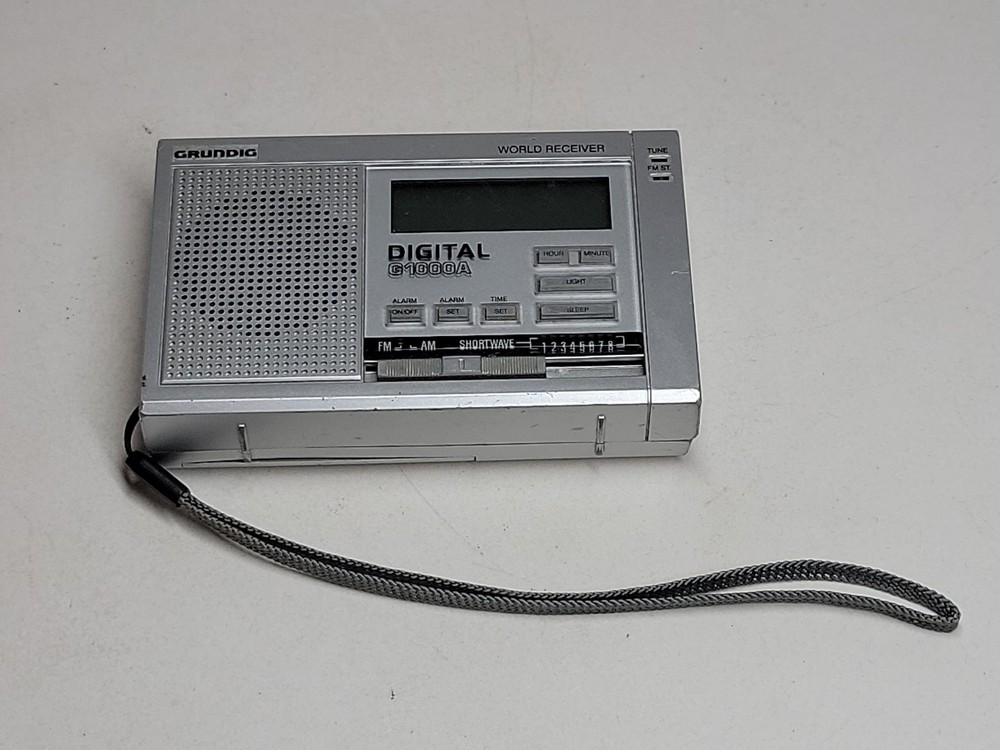 GRUNDIG Digital World Clock Radio Reciever Model G1000A