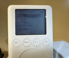 Apple iPod 3rd Generation A1040 – 30 GB – Working w/ full set of extras!