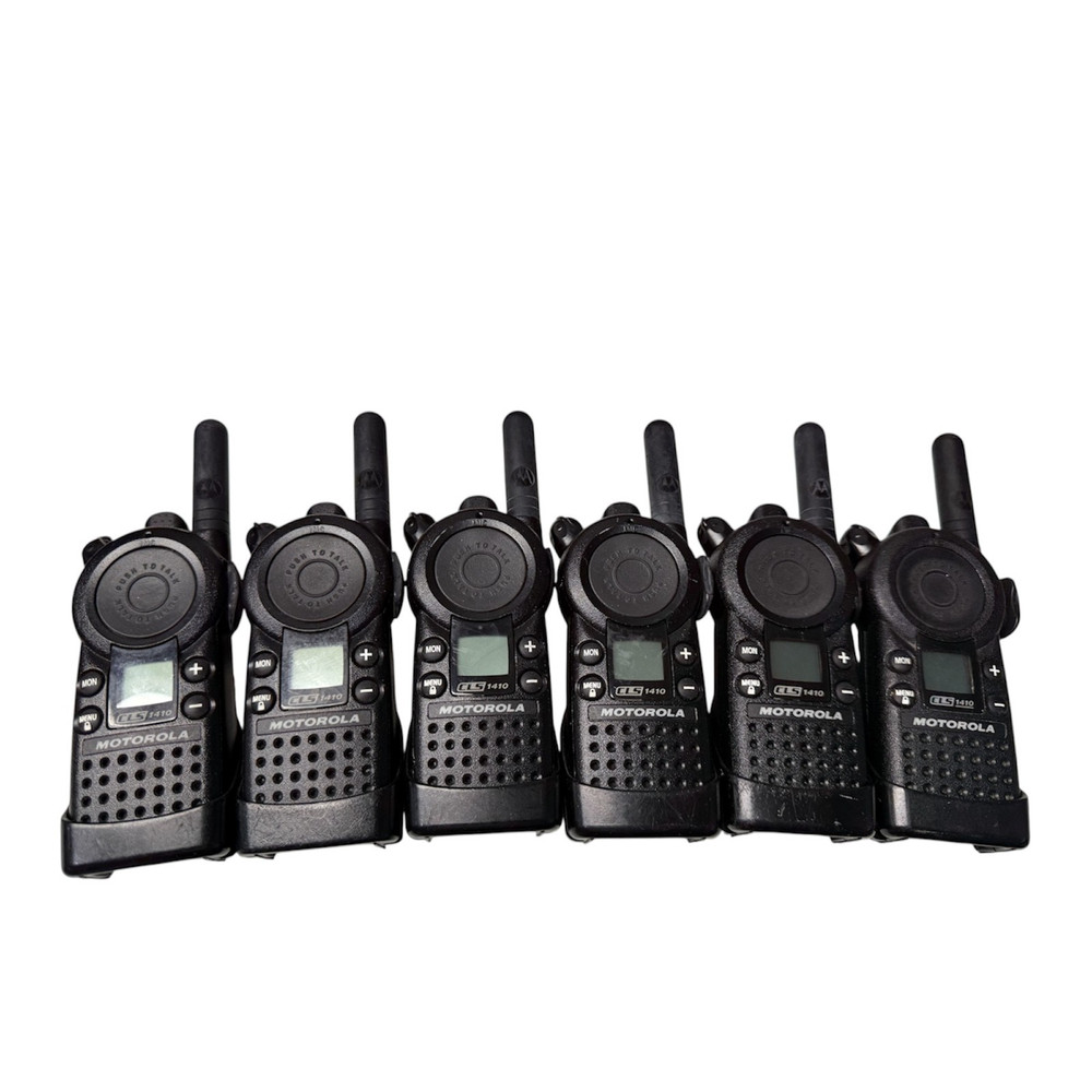 Motorola CLS1410 – 4 Channel UHF Two-Way Radio with Belt Clip and batteries