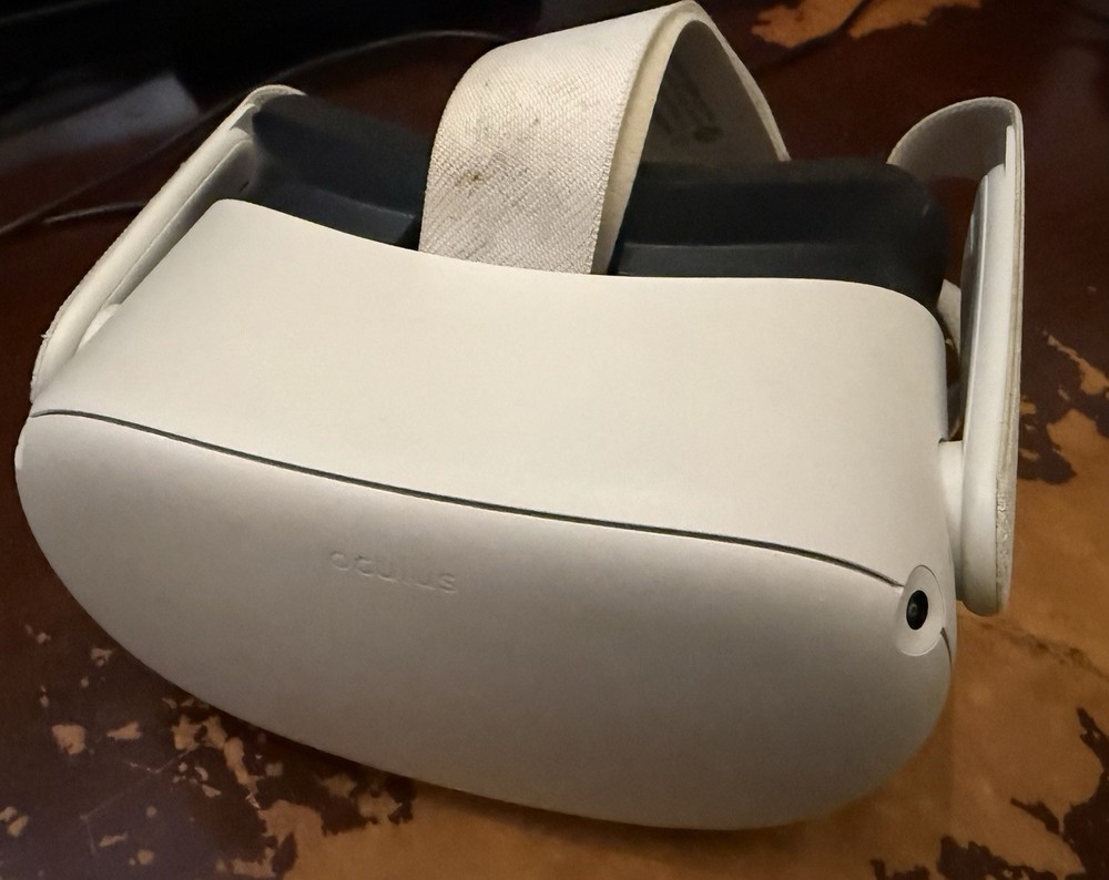 Meta Oculus Quest 2 VR Headset w/ 2 controllers White Good Condition w/ Case