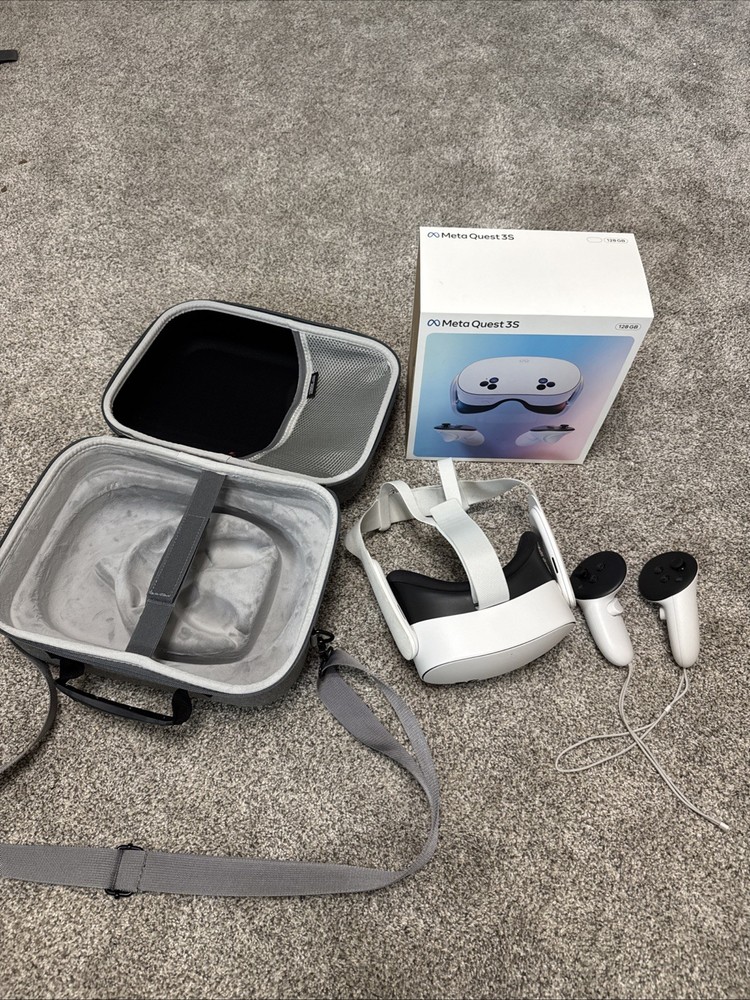 Meta Quest 3 128GB VR Headset (used) with Case and Original Box. Excellent Cond.
