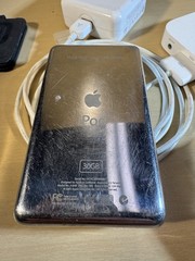 Apple iPod 3rd Generation A1040 – 30 GB – Working w/ full set of extras!