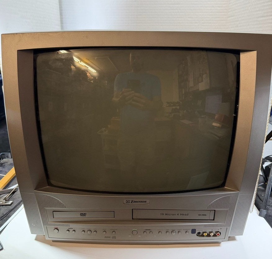 Emerson 19 Inch DVD VHS TV Combo MODEL EWC19T5 Retro Gaming TV AV Inputs READ