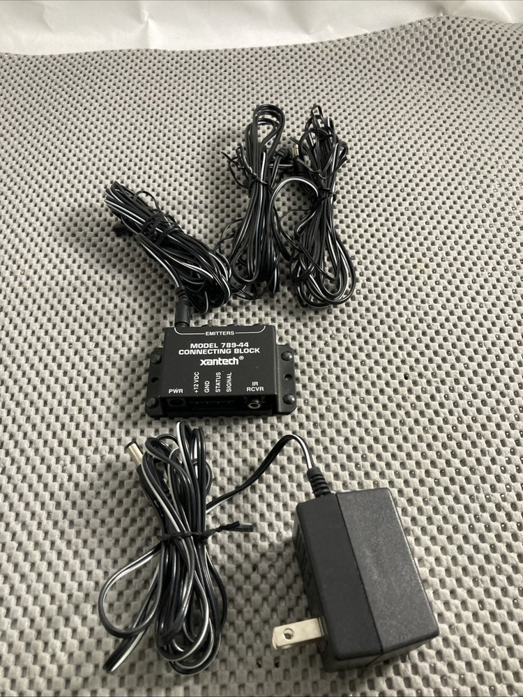 Xantech 789-44 Connecting Block w/ Power Supply and 3 Emitters