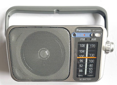 EXCELLENT PANASONIC RF-2400D AM/FM 2-BAND PORTABLE RADIO AC OR BATTERY POWERED