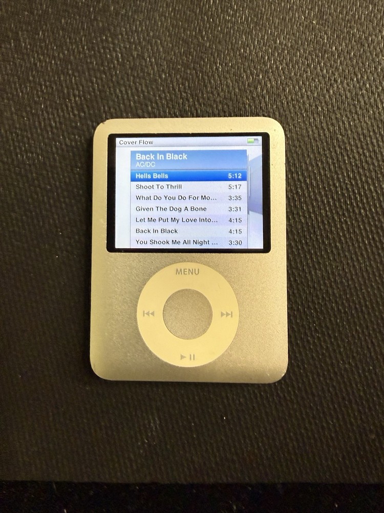 Apple iPod nano 3rd Generation Silver (8 GB) Bundle – See Pictures