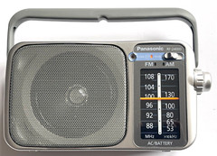 EXCELLENT PANASONIC RF-2400D AM/FM 2-BAND PORTABLE RADIO AC OR BATTERY POWERED