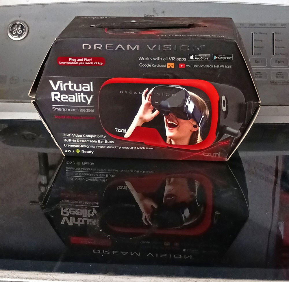 Tzumi Dream Vision Smartphone VR Headset 6.0in 96° FOV Built-In Headphones Black