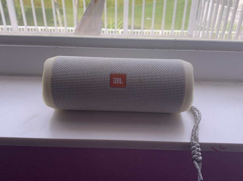 JBL Flip 4 Portable Bluetooth Speaker Cylindrical White Tested and Working