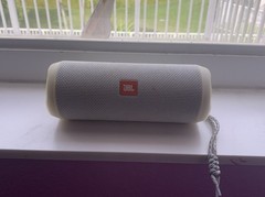 JBL Flip 4 Portable Bluetooth Speaker Cylindrical White Tested and Working