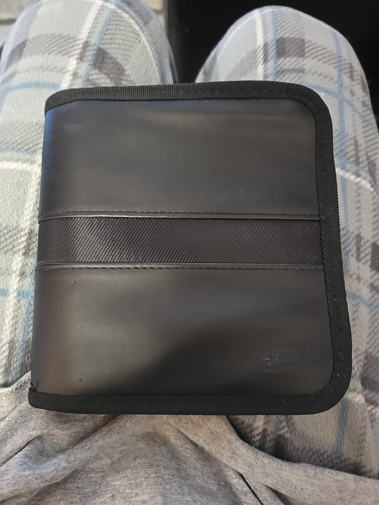 CD DVD Carry Storage Binder Holds 28 Case Logic Black Nylon Travel Case-28 B28