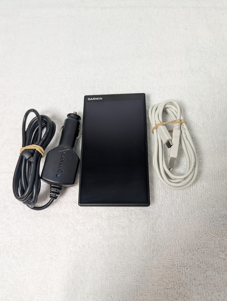 Garmin DriveSmart 55 5.5″ GPS Navigator Bundle w/ Cords No Mount Tested & Works