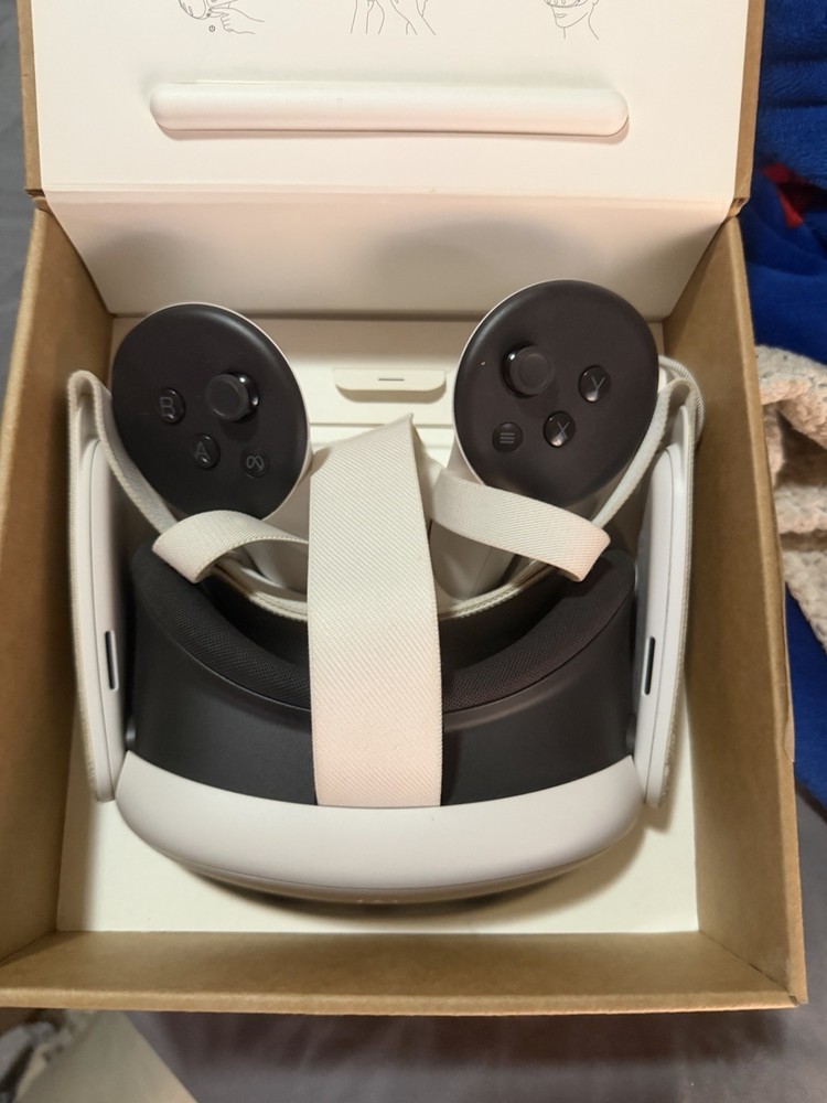 Meta Quest 3 White Standalone Virtual Reality VR Headset with Controllers