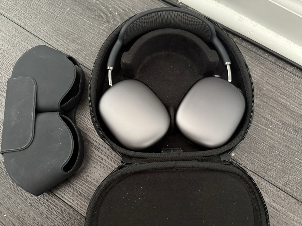 Apple AirPods Max (Lightning) Headphones Space Gray with Case