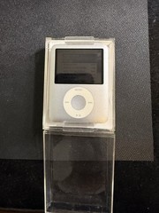 Apple iPod nano 3rd Generation Silver (8 GB) Bundle – See Pictures