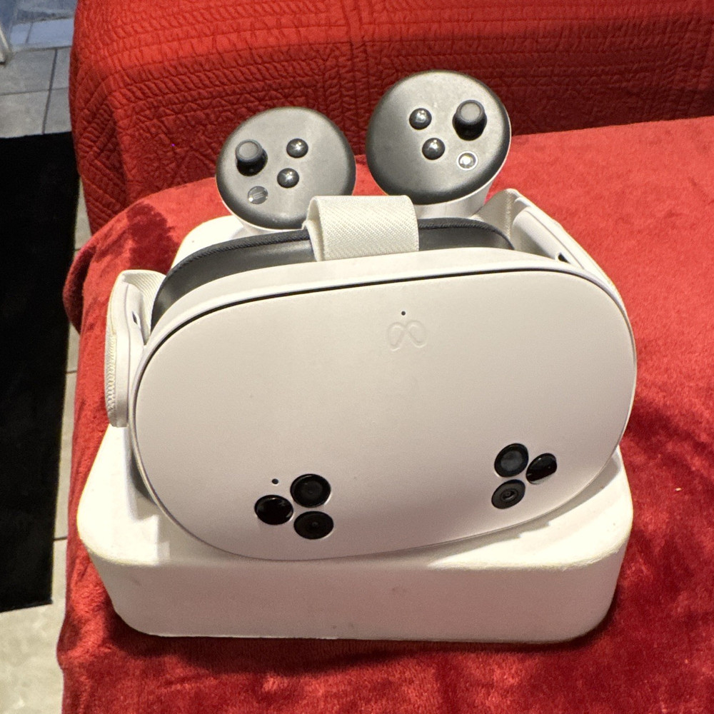 Meta Quest 3 Standalone VR Headset 120Hz 110° FOV White w/ Controllers