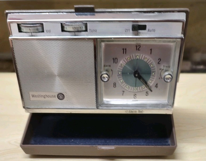 VINTAGE WESTINGHOUSE TRAVEL CLOCK RADIO