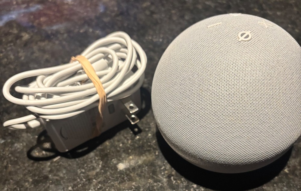 Amazon Echo Dot 5th Generation White Bluetooth Alexa Smart Speaker-great cond