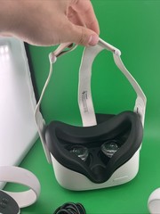 Oculus Quest 2 Virtual Reality 128gb w/Controllers In Good Condition (T33)