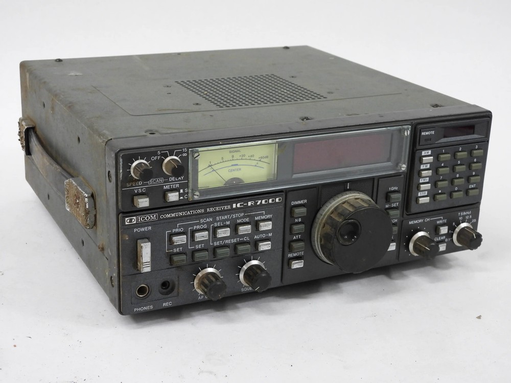 Icom IC-R7000 Vintage Ham Radio Communications Receiver (ugly, doesn’t power up)