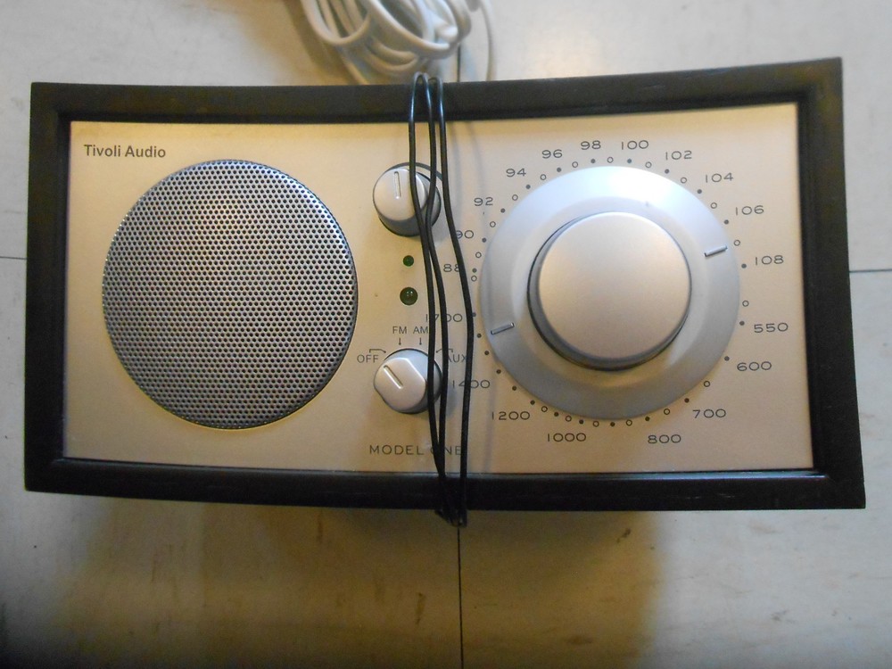 VINTAGE TIVOLI AUDIO WOODGRAIN TABLE TOP AM/FM RADIO 2000’S