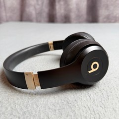 Beats Solo 4 Wireless On-Ear Headphones Matte Black Gold USB-C Case MUW33LL/A