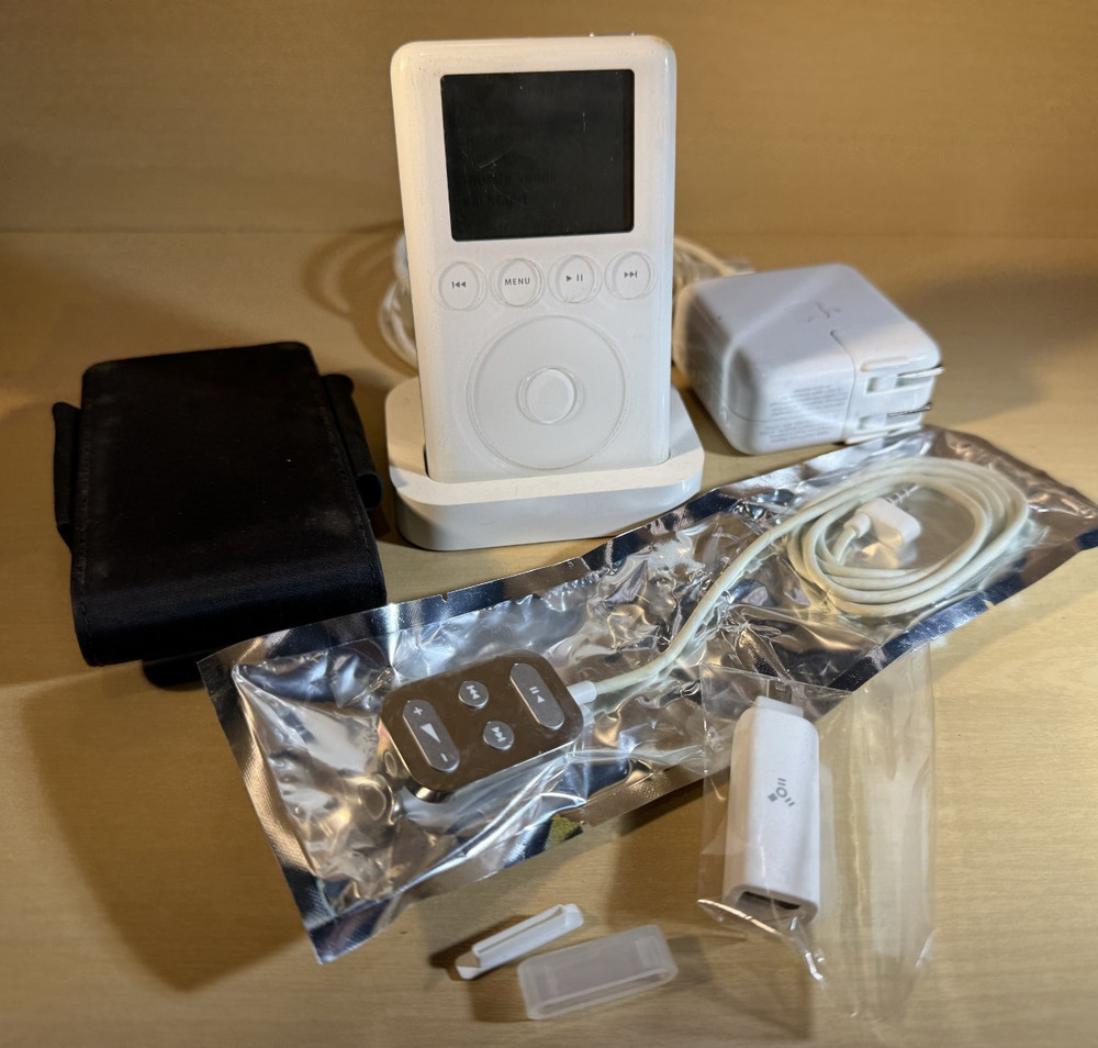 Apple iPod 3rd Generation A1040 – 30 GB – Working w/ full set of extras!