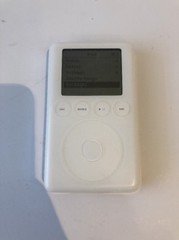 Apple iPod classic 3rd Generation White (15 GB) A1040 – Good Condition