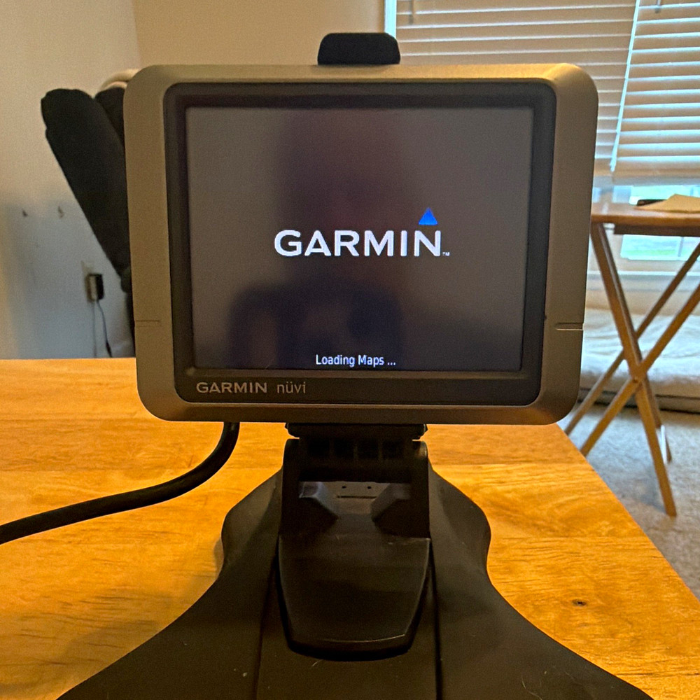Garmin nüvi Automotive Mountable Car GPS Unit w/ Car Mounting Kit