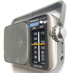 EXCELLENT PANASONIC RF-2400D AM/FM 2-BAND PORTABLE RADIO AC OR BATTERY POWERED