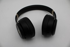 Beats Solo 4 Bluetooth Wireless On-Ear Headphones – Black and Gold – MC2L4LL/A
