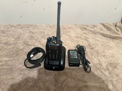 Lot of 1 Motorola XPR6550 UHF 403-470 MHz,ANT, CHARGER AAH55QDH9LA1AN/No Battrey