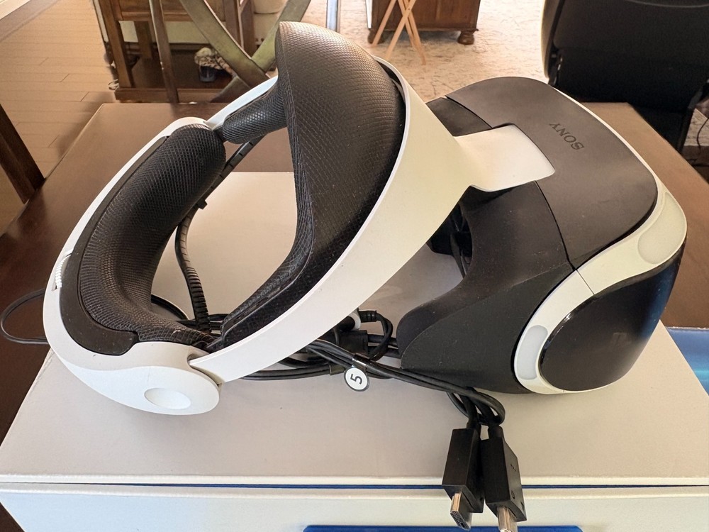 Sony PlayStation PSVR Bundle w/ Camera & 2 Move Motion Controllers