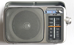 EXCELLENT PANASONIC RF-2400D AM/FM 2-BAND PORTABLE RADIO AC OR BATTERY POWERED