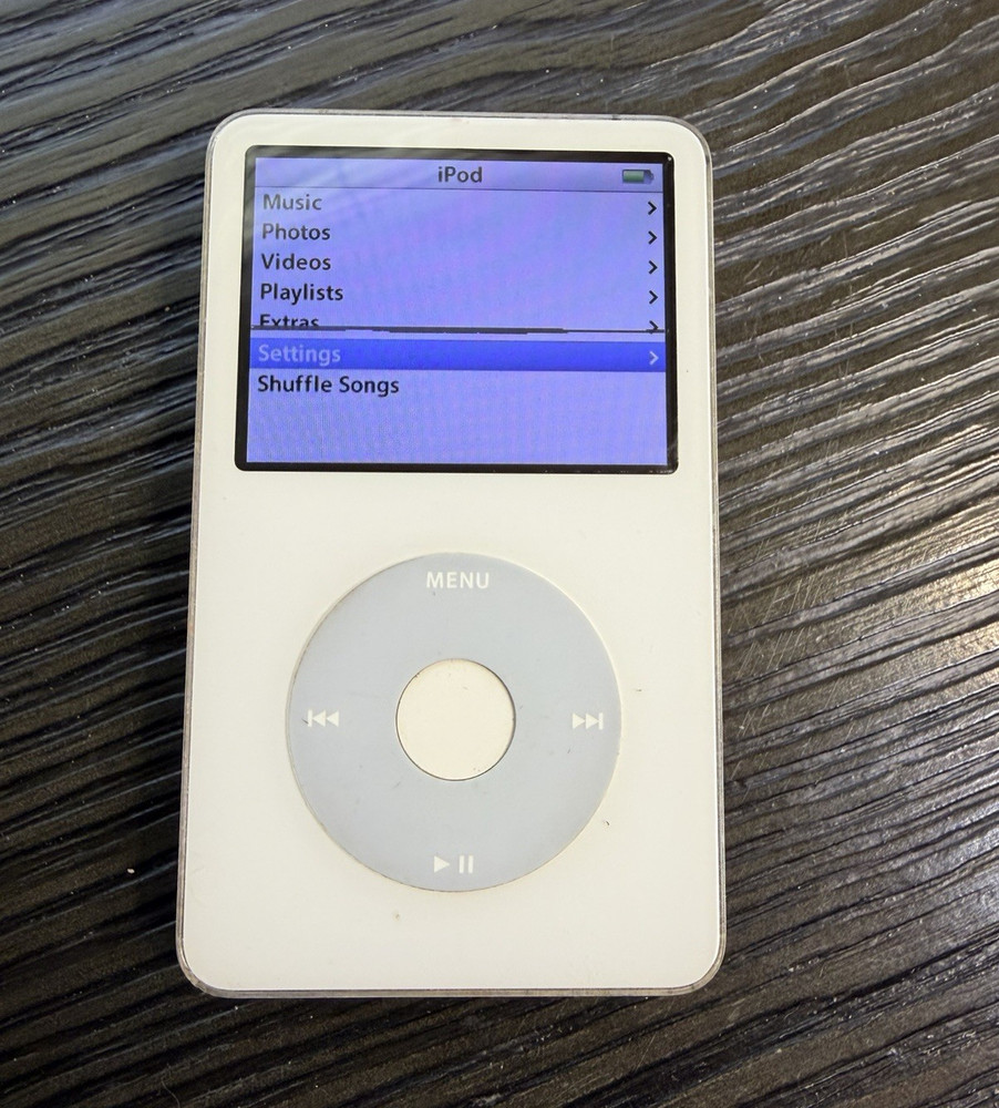 2005 Late Model Apple iPod A1136 5th Gen White 30GB MP3 Player USB 2.0